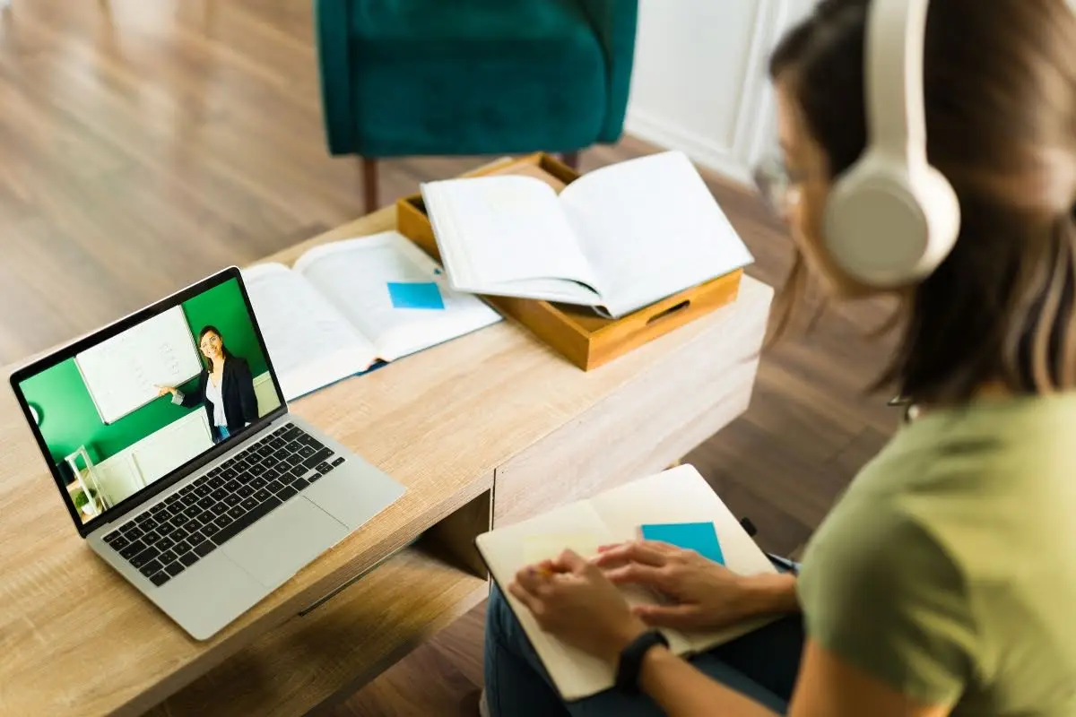 10 Benefits of Online Learning: How Flexibility Turns into Real Progress