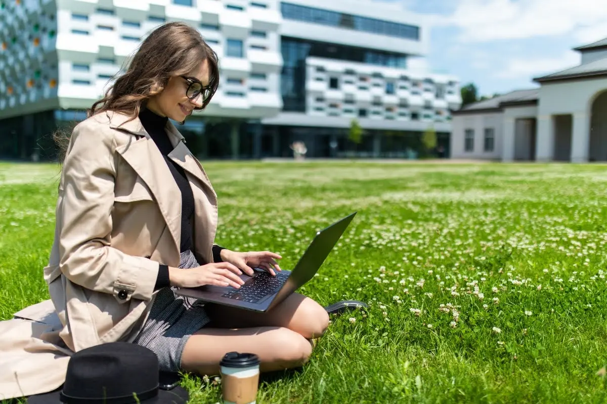 Online vs. Traditional Degree: What Sets Each Apart in Learning and Results